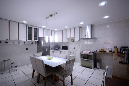 Casa à venda com 358m², 4 quartos e 5 vagas Casa à venda com 358m², 4 quartos e 5 vagasCozinha