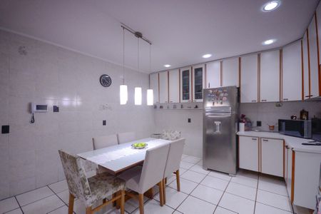 Casa à venda com 358m², 4 quartos e 5 vagas Casa à venda com 358m², 4 quartos e 5 vagasCozinha