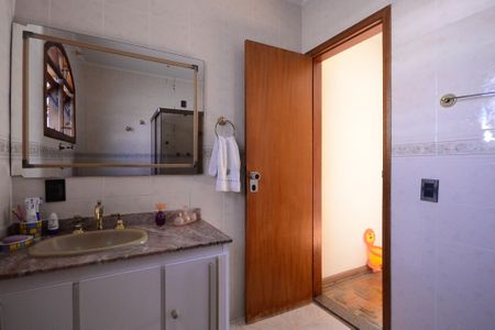 Casa à venda com 358m², 4 quartos e 5 vagas Casa à venda com 358m², 4 quartos e 5 vagasBanheiro - Quarto 2