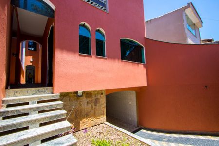 Casa à venda com 262m², 3 quartos e 7 vagas Casa à venda com 262m², 3 quartos e 7 vagasÁrea externa