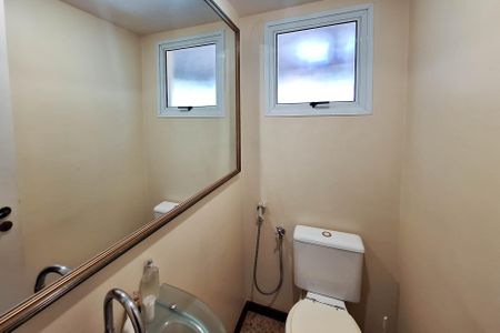 Casa de condomínio para alugar com 250m², 5 quartos e 2 vagasLavabo