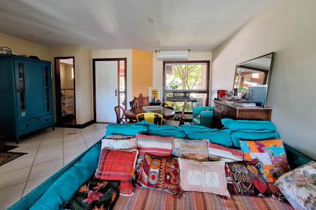 Sala de casa de condomínio para alugar com 5 quartos, 250m² em Badu, Niterói