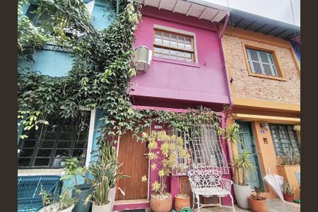 Casa de condomínio à venda com 140m², 3 quartos e 1 vaga Casa de condomínio à venda com 140m², 3 quartos e 1 vagaFachada