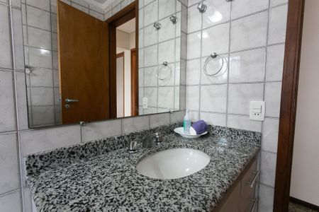 Apartamento à venda com 121m², 3 quartos e 2 vagas Apartamento à venda com 121m², 3 quartos e 2 vagasBanheiro Social