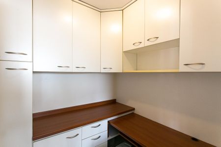 Apartamento à venda com 121m², 3 quartos e 2 vagas Apartamento à venda com 121m², 3 quartos e 2 vagasQuarto de Serviço
