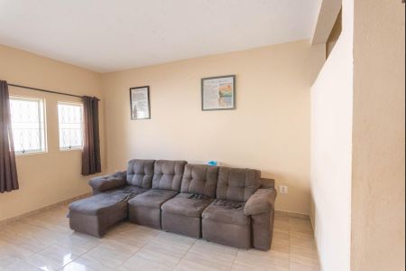 Casa à venda com 255m², 4 quartos e 4 vagas Casa à venda com 255m², 4 quartos e 4 vagasSala