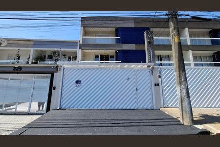 Casa à venda com 263m², 3 quartos e 4 vagas Casa à venda com 263m², 3 quartos e 4 vagasFachada