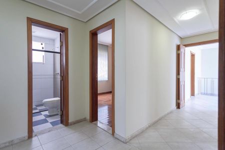 Casa para alugar com 420m², 4 quartos e 6 vagas Casa para alugar com 420m², 4 quartos e 6 vagasCorredor