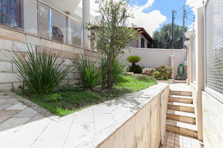 Casa para alugar com 420m², 4 quartos e 6 vagas Casa para alugar com 420m², 4 quartos e 6 vagasEntrada