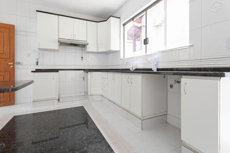 Casa para alugar com 420m², 4 quartos e 6 vagas Casa para alugar com 420m², 4 quartos e 6 vagasCozinha