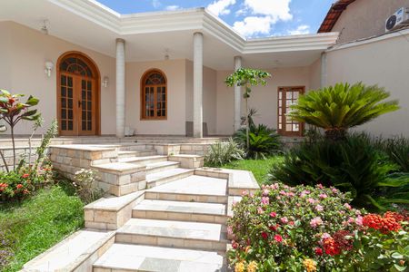 Casa para alugar com 420m², 4 quartos e 6 vagas Casa para alugar com 420m², 4 quartos e 6 vagasFachada