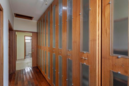 Casa para alugar com 420m², 4 quartos e 6 vagas Casa para alugar com 420m², 4 quartos e 6 vagasCloset da suíte