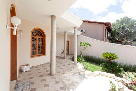 Casa para alugar com 420m², 4 quartos e 6 vagas Casa para alugar com 420m², 4 quartos e 6 vagasVaranda