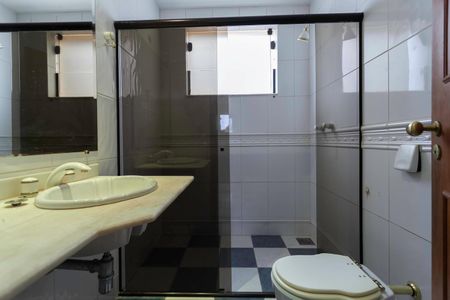 Casa para alugar com 420m², 4 quartos e 6 vagas Casa para alugar com 420m², 4 quartos e 6 vagasBanheiro social