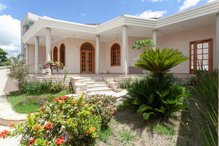 Casa para alugar com 420m², 4 quartos e 6 vagas Casa para alugar com 420m², 4 quartos e 6 vagasFachada