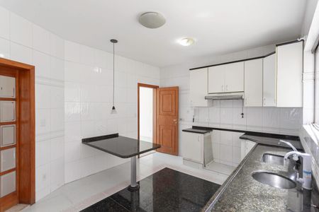 Casa para alugar com 420m², 4 quartos e 6 vagas Casa para alugar com 420m², 4 quartos e 6 vagasCozinha