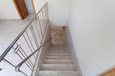 Casa para alugar com 420m², 4 quartos e 6 vagas Casa para alugar com 420m², 4 quartos e 6 vagasEscada