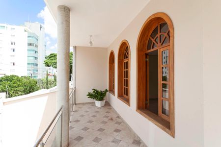 Casa para alugar com 420m², 4 quartos e 6 vagas Casa para alugar com 420m², 4 quartos e 6 vagasVaranda