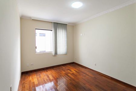 Casa para alugar com 420m², 4 quartos e 6 vagas Casa para alugar com 420m², 4 quartos e 6 vagasSuíte