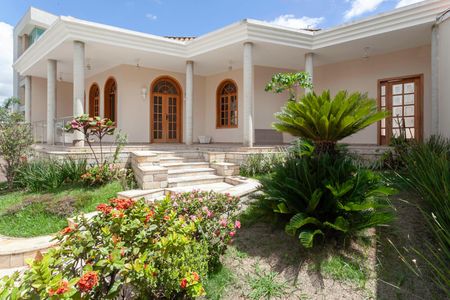 Casa para alugar com 420m², 4 quartos e 6 vagas Casa para alugar com 420m², 4 quartos e 6 vagasFachada