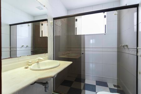 Casa para alugar com 420m², 4 quartos e 6 vagas Casa para alugar com 420m², 4 quartos e 6 vagasBanheiro social