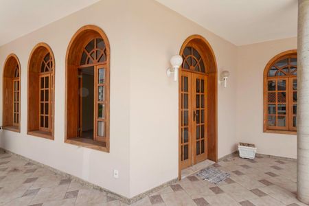 Casa para alugar com 420m², 4 quartos e 6 vagas Casa para alugar com 420m², 4 quartos e 6 vagasVaranda