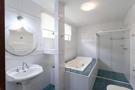 Casa para alugar com 420m², 4 quartos e 6 vagas Casa para alugar com 420m², 4 quartos e 6 vagasBanheiro da suíte