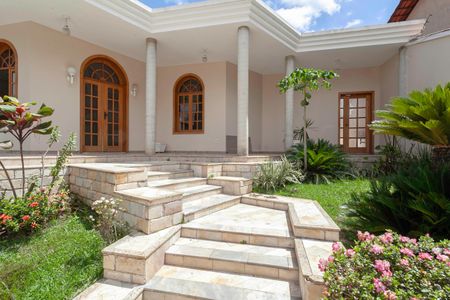 Casa para alugar com 420m², 4 quartos e 6 vagas Casa para alugar com 420m², 4 quartos e 6 vagasFachada