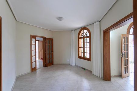 Casa para alugar com 420m², 4 quartos e 6 vagas Casa para alugar com 420m², 4 quartos e 6 vagasSala 2