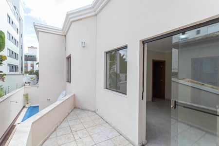 Casa para alugar com 420m², 4 quartos e 6 vagas Casa para alugar com 420m², 4 quartos e 6 vagasVaranda da sala 3