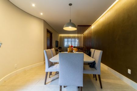 Casa à venda com 170m², 3 quartos e 2 vagas Casa à venda com 170m², 3 quartos e 2 vagasSala