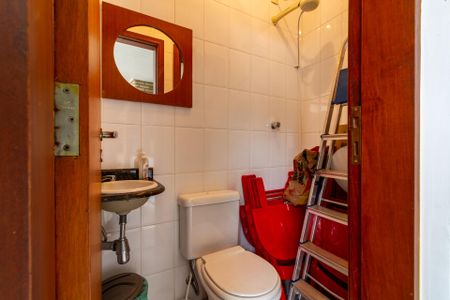 Banheiro de serviço de casa à venda com 3 quartos, 170m² em Vila Sao Francisco (zona Sul), São Paulo