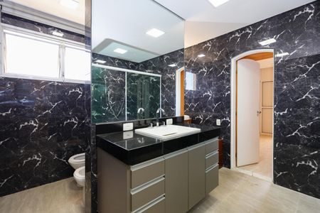 Casa para alugar com 630m², 3 quartos e 4 vagasBanheiro da Suíte Americana 1 e 2