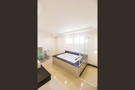 Casa de condomínio à venda com 507m², 5 quartos e 4 vagasBanheiro da Suíte