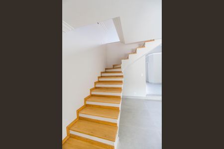 Casa de condomínio à venda com 507m², 5 quartos e 4 vagasEscada