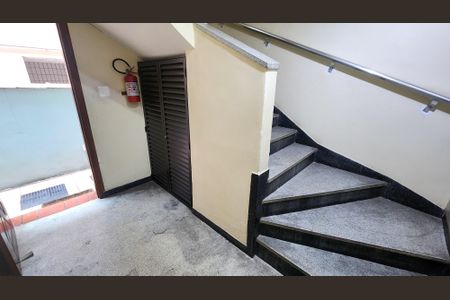 Apartamento para alugar com 65m², 2 quartos e 1 vagaEscada