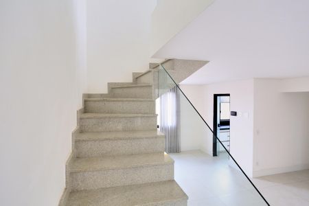 Apartamento para alugar com 190m², 3 quartos e 2 vagas Apartamento para alugar com 190m², 3 quartos e 2 vagasEscada