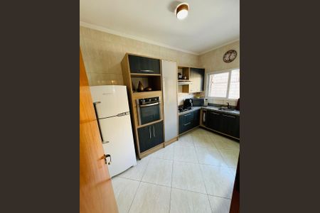 Casa à venda com 240m², 2 quartos e 2 vagasCozinha