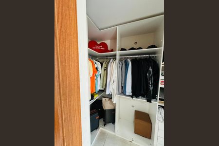 Casa à venda com 240m², 2 quartos e 2 vagasCloset