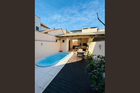 Casa à venda com 240m², 2 quartos e 2 vagasPiscina