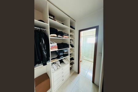 Casa à venda com 240m², 2 quartos e 2 vagasQuarto