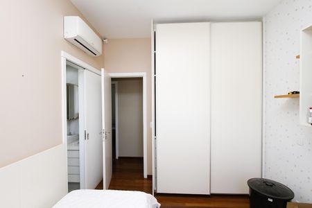 Apartamento à venda com 152m², 4 quartos e 3 vagasQuarto 2 - semi suíte