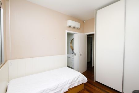 Apartamento à venda com 152m², 4 quartos e 3 vagasQuarto 2 - semi suíte