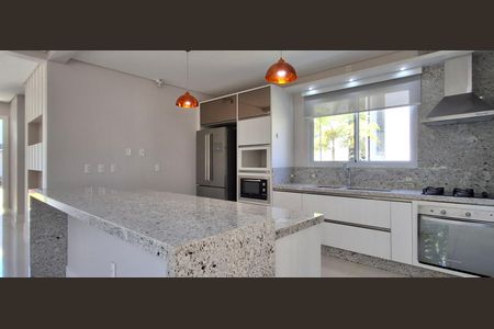 Casa de condomínio para alugar com 545m², 3 quartos e 4 vagasCozinha