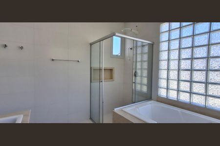 Casa de condomínio para alugar com 545m², 3 quartos e 4 vagasBanheiro Suíte