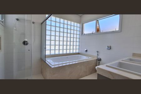 Casa de condomínio para alugar com 545m², 3 quartos e 4 vagasBanheiro Suíte