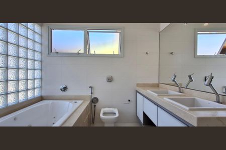 Casa de condomínio para alugar com 545m², 3 quartos e 4 vagasBanheiro Suíte