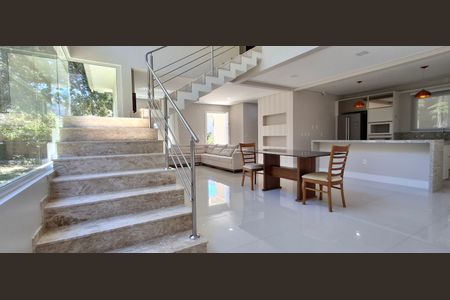 Casa de condomínio para alugar com 545m², 3 quartos e 4 vagasSala