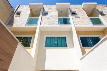 Casa à venda com 140m², 3 quartos e 2 vagas Casa à venda com 140m², 3 quartos e 2 vagasFachada