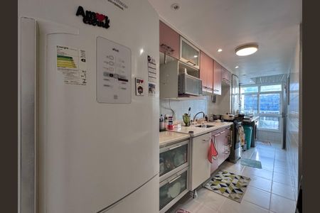 Apartamento à venda com 99m², 3 quartos e 2 vagas Apartamento à venda com 99m², 3 quartos e 2 vagasCozinha e Área de Serviço